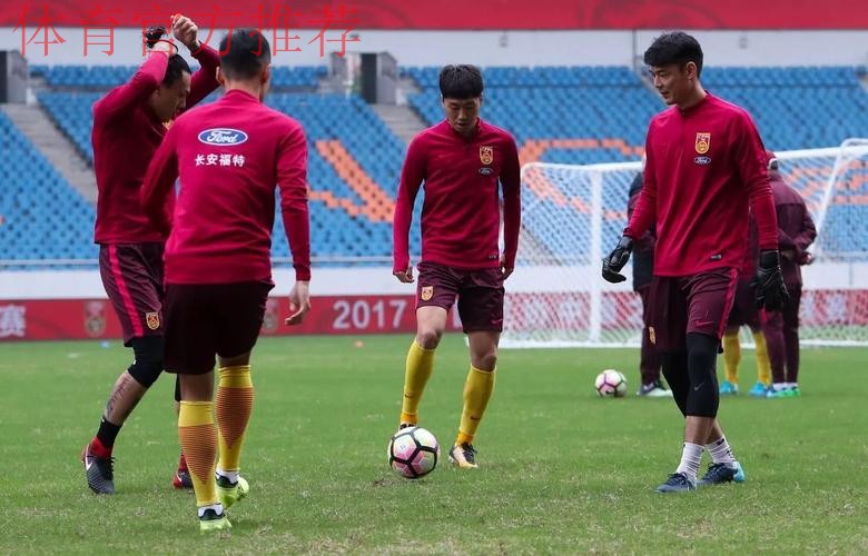 山城首训 国足众将期待用进球回馈球迷 山城首训 国足众将期待用进球回馈球迷
