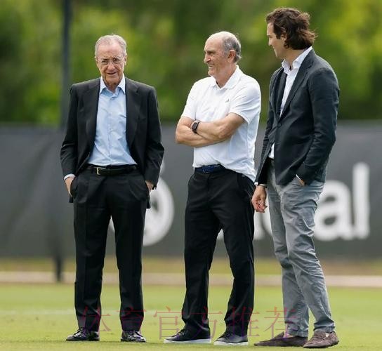 在与弗洛伦蒂诺交谈后 本泽马决定与皇马续约一年 在与弗洛伦蒂诺交谈后 本泽马决定与皇马续约一年